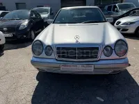 Usado Mercedes E300 Avantgarde 136 CV (100 kW) 1997 Gris / plata Berlina