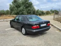 Usado Mercedes E270 Elegance 170 CV (125 kW) 2000 Gris / plata Berlina