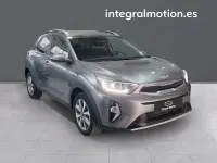 Usado Kia Stonic 100 CV (73 kW) 2024 Gris / plata SUV