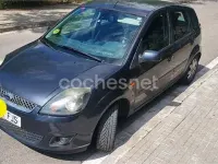Usado Ford Fiesta Ghia 90 CV (66 kW) 2006 Marrón Utilitario