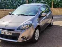 Usado Renault Clio IV Evolution 105 CV (77 kW) 2012 Gris / plata Berlina