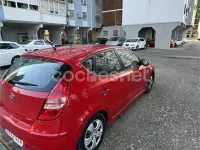 Usado Hyundai i30 Comfort 90 CV (66 kW) 2010 Rojo Berlina