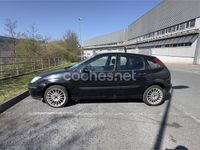 Usado Ford Focus Ghia 90 CV (66 kW) 2002 Negro Berlina