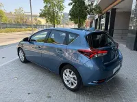 Usado Toyota Auris Hybrid Active 136 CV (100 kW) 2017 Azul Berlina