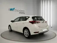 Usado Toyota Auris Hybrid Business Edition 136 CV (100 kW) 2018 Blanco Berlina