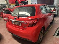 Usado Toyota Yaris Hybrid Active 100 CV (73 kW) 2015 Rojo Berlina
