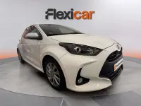 Usado Toyota Yaris Hybrid Active 116 CV (85 kW) 2023 Blanco Berlina
