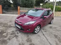 Usado Ford Fiesta Trend 82 CV (60 kW) 2009 Burdeos Utilitario