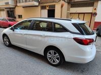 Usado Opel Astra Selective 110 CV (80 kW) 2019 Blanco Familiar