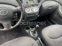 Usado Toyota Yaris Terra 75 CV (55 kW) 2003 Azul Berlina