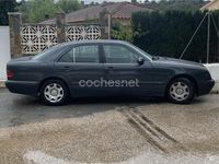 Usado Mercedes E220 Classic 125 CV (91 kW) 2000 Negro Berlina