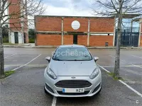 Usado Ford Fiesta Trend 75 CV (55 kW) 2014 Gris / plata Utilitario