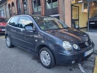 Usado VW Polo Highline 75 CV (55 kW) 2002 Gris / plata Berlina