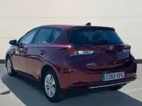 Usado Toyota Auris Advance 136 CV (100 kW) 2018 Rojo