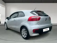Usado Kia Rio 84 CV (61 kW) 2016 Gris Utilitario