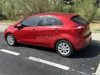 Usado Kia Rio 85 CV (62 kW) 2014 Rojo Berlina