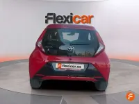 Usado Toyota Aygo X-play 72 CV (52 kW) 2019 Rojo Utilitario