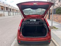 Usado Ford Fiesta Ambiente 70 CV (51 kW) 2006 Rojo Utilitario