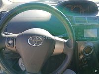 Usado Toyota Yaris Connect Style 90 CV (66 kW) 2011 Gris / plata Berlina