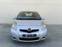 Usado Toyota Yaris Connect Style 90 CV (66 kW) 2010 Gris / plata Utilitario