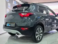Usado Kia Stonic 101 CV (74 kW) 2022 Gris / plata SUV