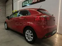 Usado Kia Rio 109 CV (80 kW) 2014 Granate Berlina