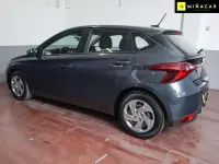 Usado Hyundai i20 101 CV (74 kW) 2023 Gris Utilitario