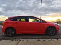 Usado Ford Focus ST-Line 125 CV (91 kW) 2018 Rojo Utilitario