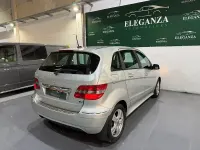 Usado Mercedes B180 Sport Edition 109 CV (80 kW) 2010 Gris / plata Monovolumen