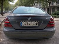 Usado Mercedes E320 Elegance 204 CV (150 kW) 2005 Azul Berlina