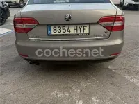 Usado Skoda Superb Elegance 140 CV (102 kW) 2014 Gris / plata Berlina