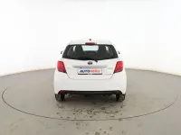 Usado Toyota Yaris Active 100 CV (73 kW) 2015 Blanco Utilitario