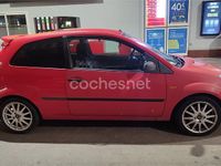 Usado Ford Fiesta Sport 90 CV (66 kW) 2005 Rojo Utilitario