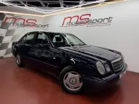 Usado Mercedes E240 Elegance 170 CV (125 kW) 1998 Azul Berlina
