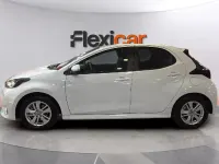 Usado Toyota Yaris Hybrid Active 116 CV (85 kW) 2022 Blanco Berlina