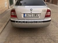 Usado Skoda Octavia Ambiente 90 CV (66 kW) 2002 Gris / plata Berlina