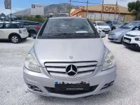 Usado Mercedes B180 109 CV (80 kW) 2011 Gris Utilitario