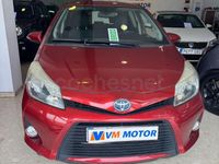 Usado Toyota Yaris Hybrid Advance 100 CV (73 kW) 2013 Rojo Berlina