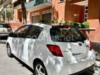 Usado Toyota Yaris Hybrid Active 100 CV (73 kW) 2015 Blanco Berlina