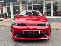 Usado Kia Rio 84 CV (61 kW) 2023 Rojo Berlina