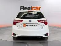 Usado Toyota Yaris Hybrid Active 100 CV (73 kW) 2018 Blanco Berlina