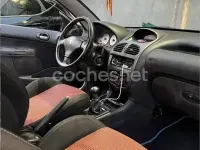 Usado Peugeot 206 110 CV (80 kW) 2002 Negro Descapotable