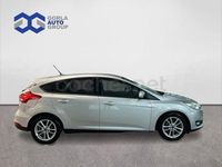 Usado Ford Focus Trend 125 CV (91 kW) 2017 Gris / plata Berlina