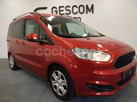 Usado Ford Tourneo Courier Trend 100 CV (73 kW) 2015 Granate Monovolumen