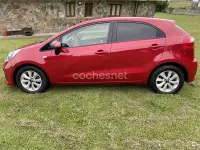 Usado Kia Rio 75 CV (55 kW) 2015 Rojo Berlina