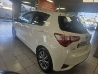 Usado Toyota Yaris Hybrid Active 100 CV (73 kW) 2019 Blanco Berlina