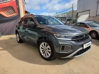Usado VW T-Roc 115 CV (84 kW) 2023 Gris / plata SUV