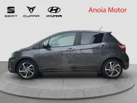 Usado Toyota Yaris Hybrid 100 CV (73 kW) 2019 Gris / plata Berlina