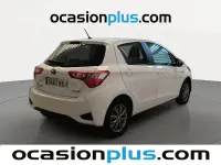 Usado Toyota Yaris Hybrid Active 100 CV (73 kW) 2019 Blanco Berlina