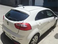 Usado Kia Rio 85 CV (62 kW) 2013 Blanco Berlina